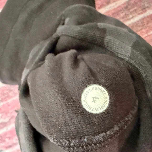 Lululemon scuba high rise black camo shorts size 4 great condition - Picture 2 of 2